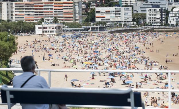 Las cifras de turismo de agosto permiten salvar un verano «inestable»