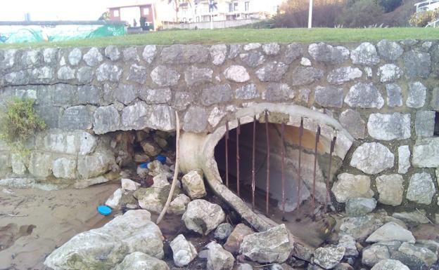 Centinelas denuncia nuevos vertidos en la playa de Usil