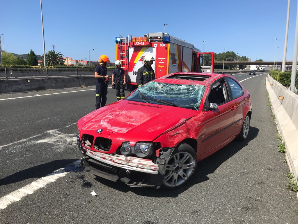 Vuelca un coche en la autovía S-10, en dirección Santander