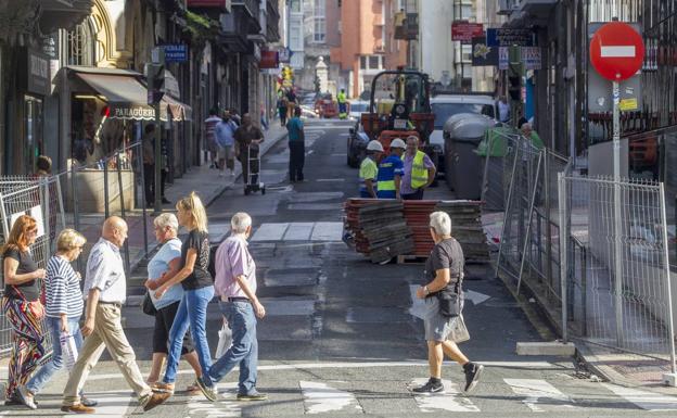 La calle Cervantes ya está cortada al tráfico por las obras de peatonalización