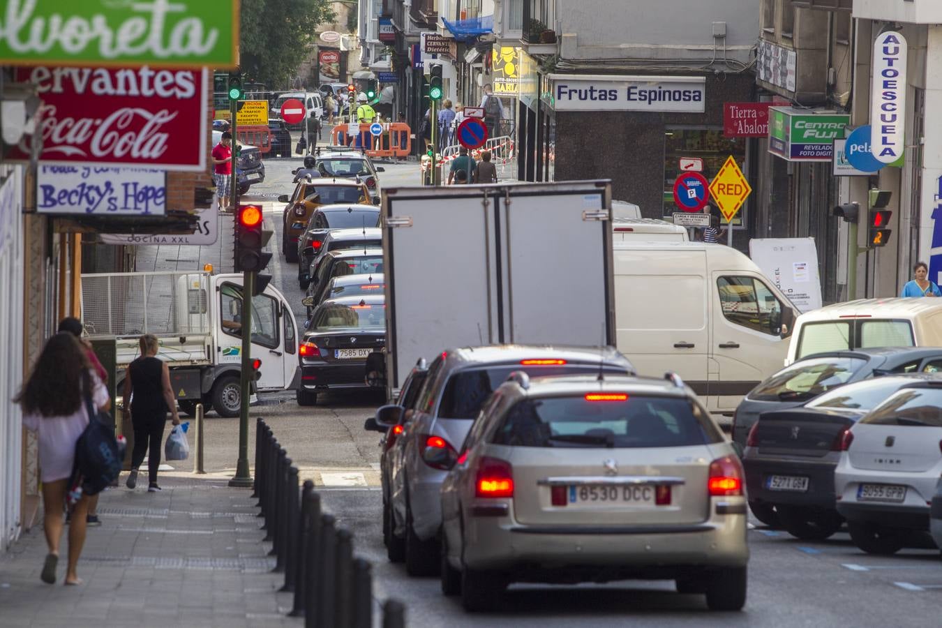 La calle Cervantes ya está cerrada al tráfico para su peatonalización