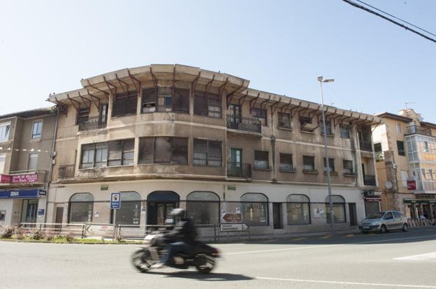 El centro de Saron, invadido por una plaga de ratas y palomas