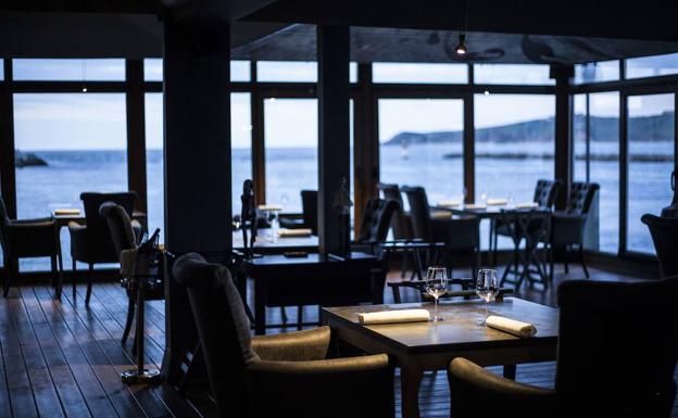 Un comedor con vistas