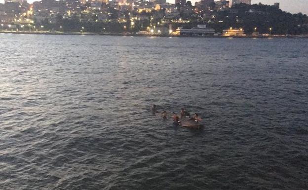 Cinco jóvenes rescatados tras volcar su bote en la bahía de Santander