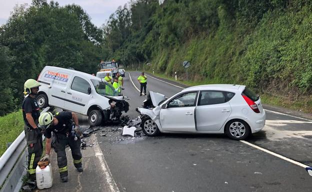 Dos heridos en un choque frontal entre dos vehículos en Treceño