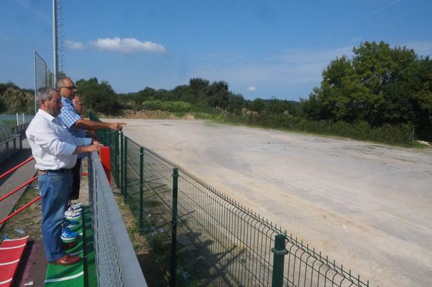 La escuela de atletismo de Torrelavega entrenará en invierno en un módulo semicubierto