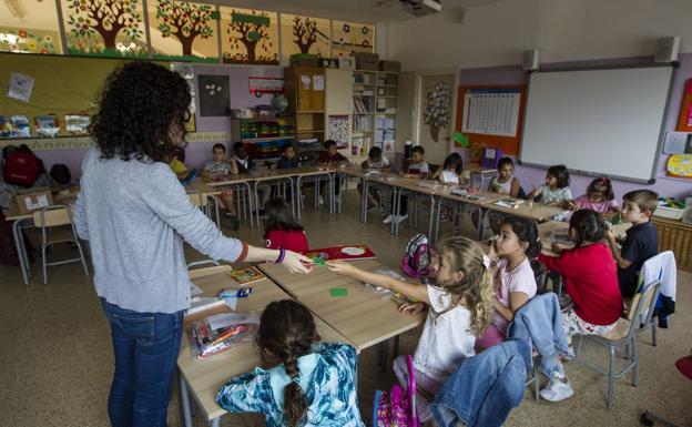 La oposición carga contra Mañanes por el conflictivo inicio del curso escolar