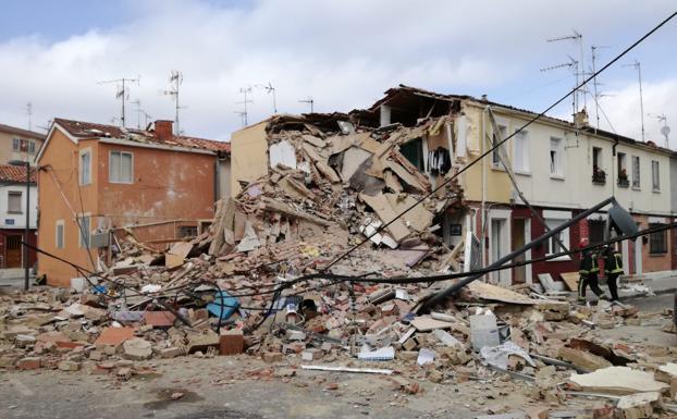 Rescatan a una joven de entre los escombros de su vivienda tras una explosión de gas en Burgos