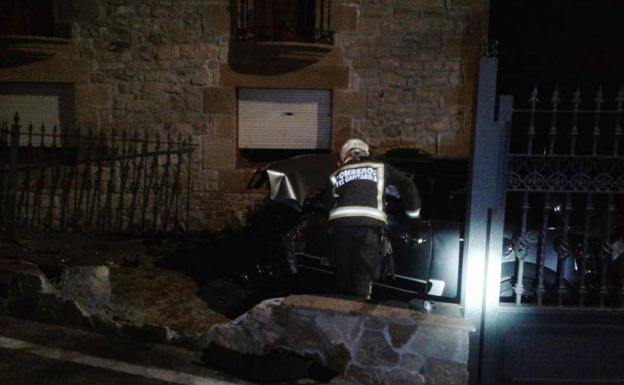 Muere un vecino de Valderredible tras empotrarse el coche en el que viajaba contra una casa