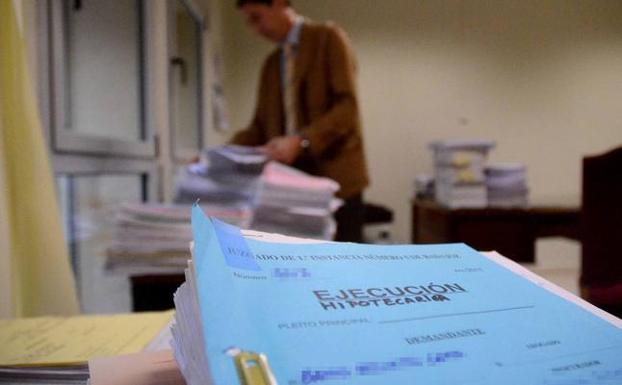 Las ejecuciones hipotecarias de viviendas caen un 26%, pero Mazón teme un repunte