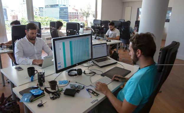 Un estudio avisa de que el 74% de los españoles ha ido a trabajar estando enfermo