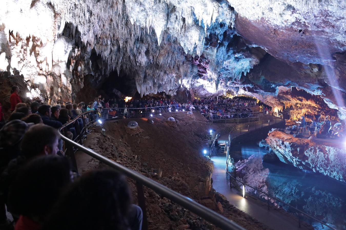 Loquillo repasa 40 añosd e carrera desde la cueva de El Soplao