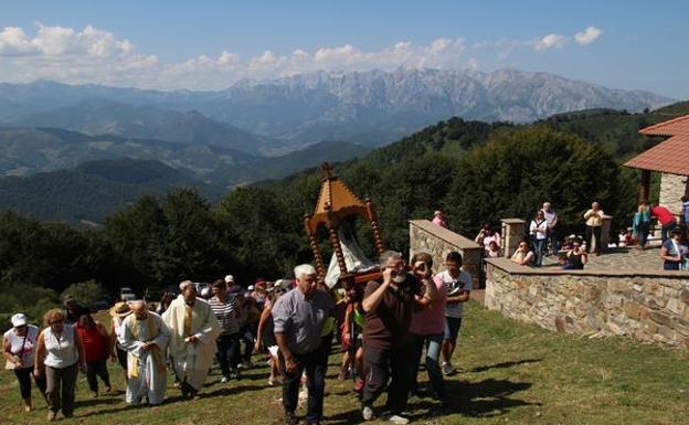 La fiesta en honor de la patrona de Liébana se celebró en su santuario al pie de Peña Sagra