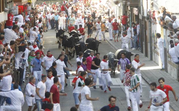 Carreras rápidas y varios contusionados en el segundo encierro de Ampuero