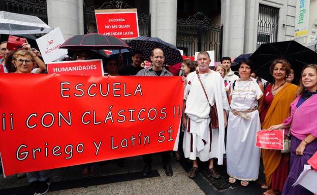 Una manifestación reclama al Gobierno que garantice las lenguas clásicas