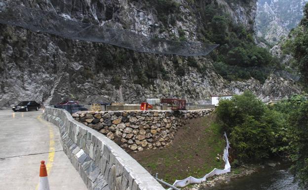 Liébana se queja de que aún no se ha acabado ningún puente del desfiladero