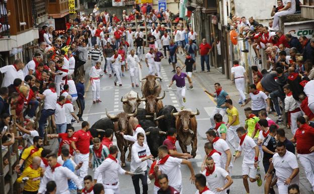 Ampuero cierra las fiestas con un encierro limpio