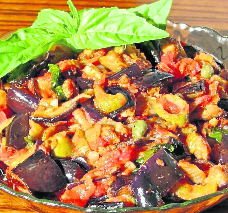 Pasta con caponata de berenjenas