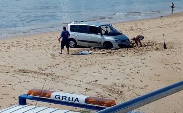 Aparcan un monovolumen en una playa de Santander y les tienen que rescatar antes de que suba la marea