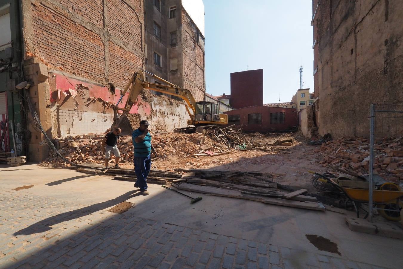 El viejo edificio que fue desalojado en Argumosa es derruido por los dueños