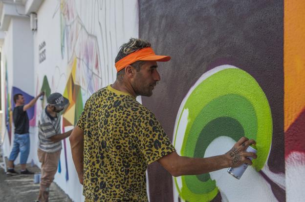 Okuda ha comenzado a pintar el Colegio Vital Alsar