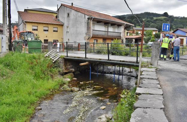 Los Corrales prepara una pasarela peatonal sobre el río Redondo en Somahoz