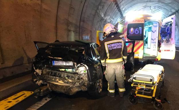 Cuatro heridos en un espectacular accidente de tráfico en el túnel de Pedredo, en Arenas de Iguña