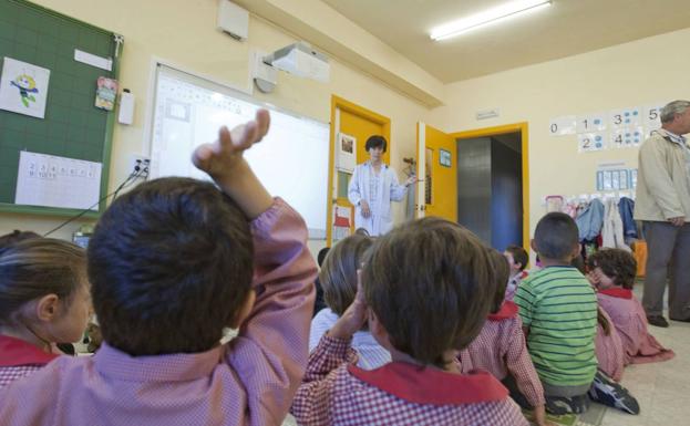 Los profesores proponen recuperar la jornada reducida este mismo curso si se deroga el Real Decreto de Rajoy