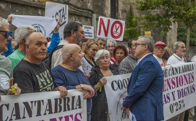 Los pensionistas reclaman al Parlamento cántabro que apoye sus reivindicaciones