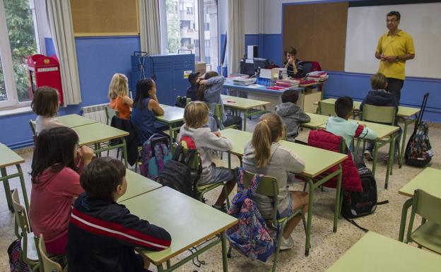 Zuloaga descarta que los colegios puedan volver a la jornada reducida el próximo junio