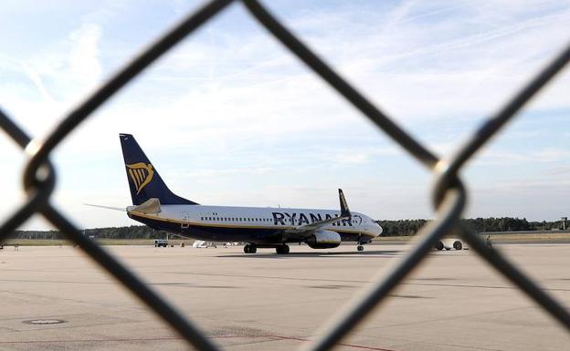 Los tripulantes de cabina amenazan a Ryanair con una huelga mensual