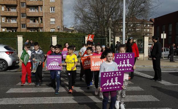 Torrelavega instalará un semáforo frente al colegio Fernando de los Ríos