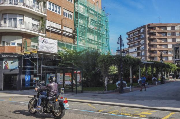 Los vecinos reparan el edificio de Pequeñeces, en Torrelavega, que fue vallado por seguridad