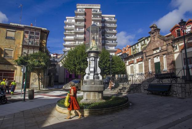 Las jardineras en la plazoleta del Pilar, en Perines, rematan la reforma del barrio