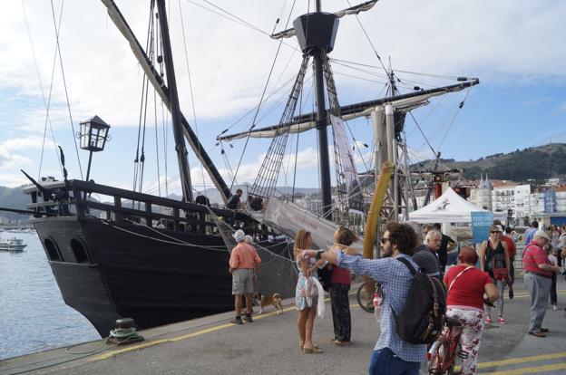 Castro abre su puerto a barcos históricos