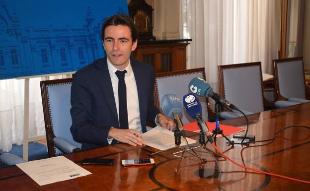 Casares denuncia ante la FEMP el «funcionamiento irregular» del Ayuntamiento de Santander