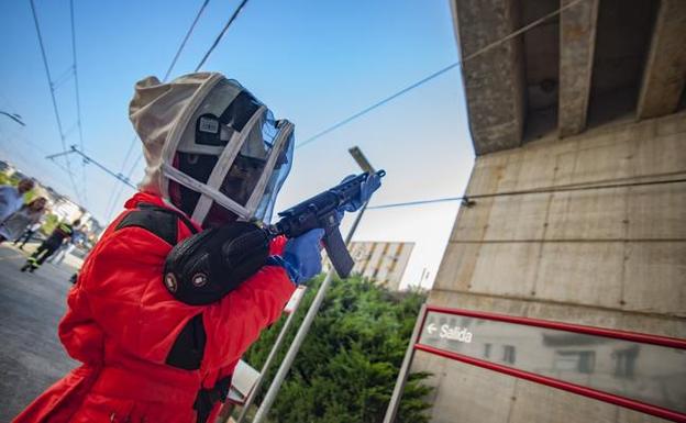 Los bomberos de Camargo innovan en su técnica para atacar a la avispa asiática