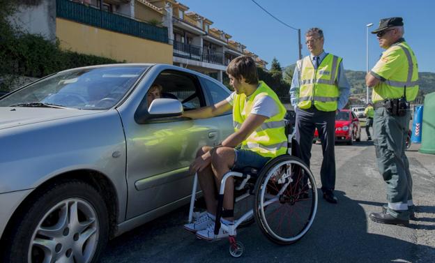 Trafico inicia en Cantabria una campaña contra las distracciones al volante, causantes de 2 de cada 3 muertes