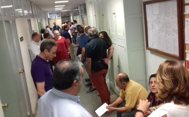 Los taxistas protestan en Educación por el concurso que les deja fuera del transporte escolar