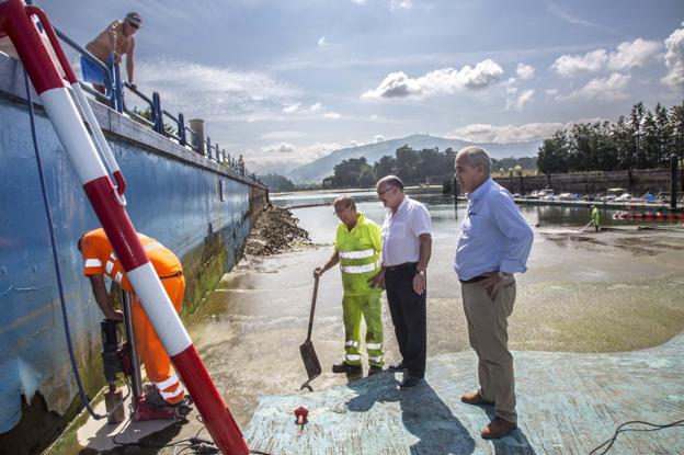 Se instalan corcheras en la playa artificial de Punta Parayas