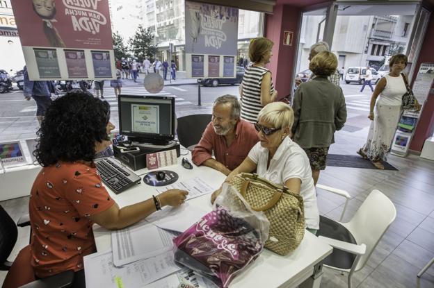 Los jubilados de Cantabria arrasan con las plazas del Imserso para viajar a Canarias