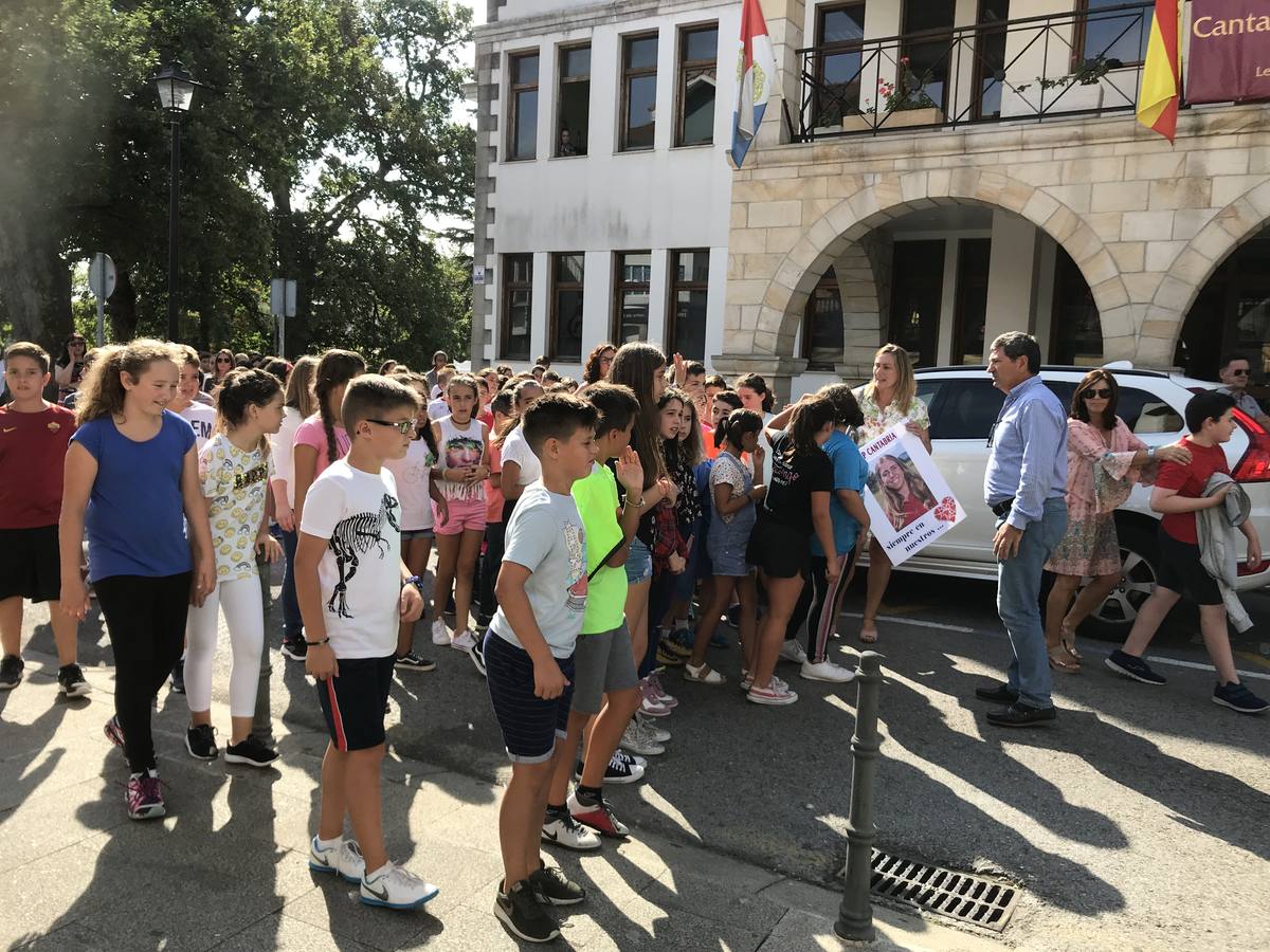 El minuto de silencio convocado esta mañana frente al Ayuntamiento de Reocín