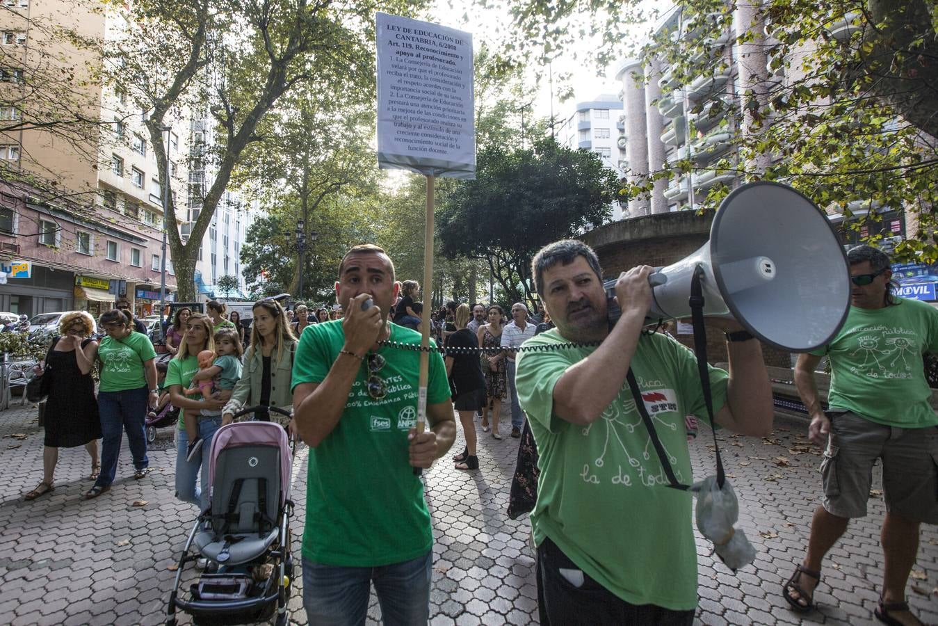 Un millar de profesores protestan contra el cambio de horarios