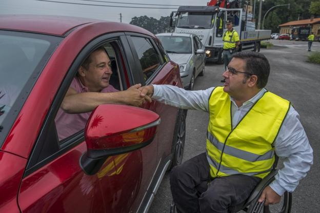 «No nos damos cuenta de que nos jugamos la vida por coger el móvil mientras conducimos»