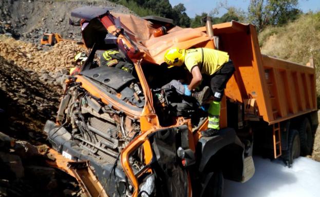 Herido el conductor de un camión tras volcar por una ladera de 12 metros en Castro