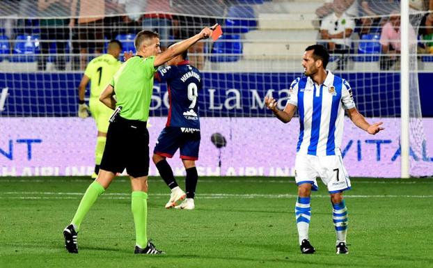 La Real hurga en la herida oscense a pesar de su inferioridad numérica