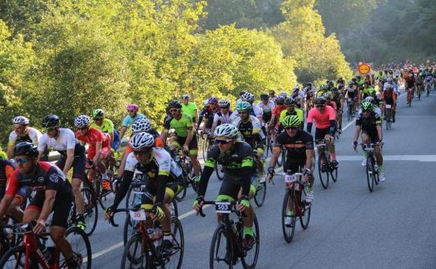 800 ciclistas toman la salida en la Marcha Cicloturista Lebaniega Jubilar Bike