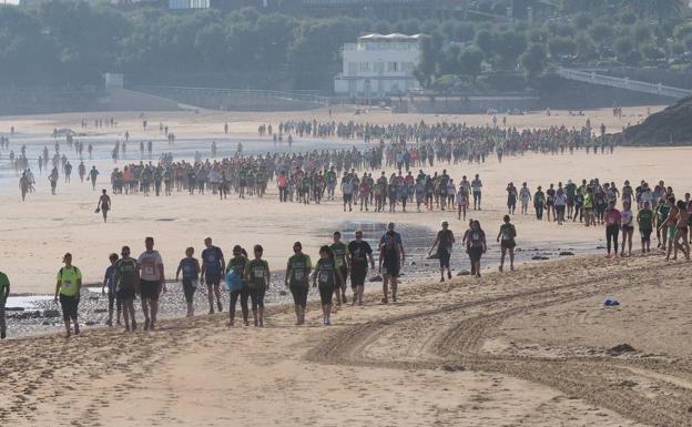 Un millar de personas recorre las playas de Santander para sumar apoyos a la lucha contra el cáncer