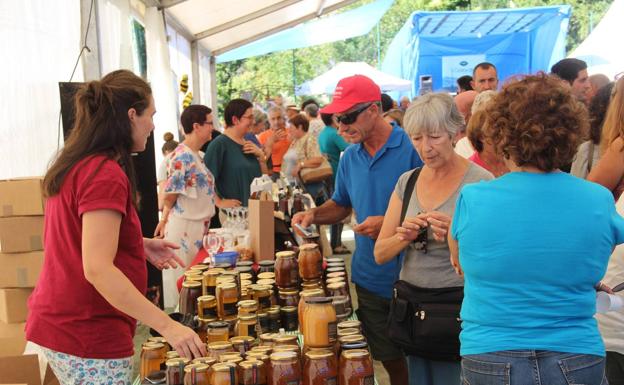 La Feria de la Miel en Vega de Liébana se consolida como un referente del sector