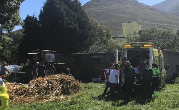 Herido grave un hombre de Bárcena de Pie de Concha al sufrir un accidente con una máquina agrícola